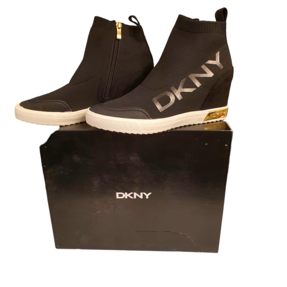 DKNY- WOMEN'S CATELIN SLIP-ON WEDGE SNEAKERS IN BLACK - Picture 2 of 2